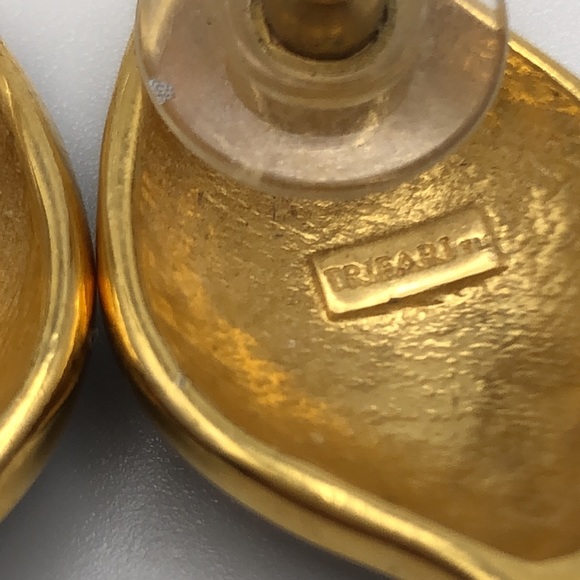 VTG Elegant  Trifari Studs Earrings Gold Tone, Navy Blue Enamel Leaf shape - Picture 3 of 6